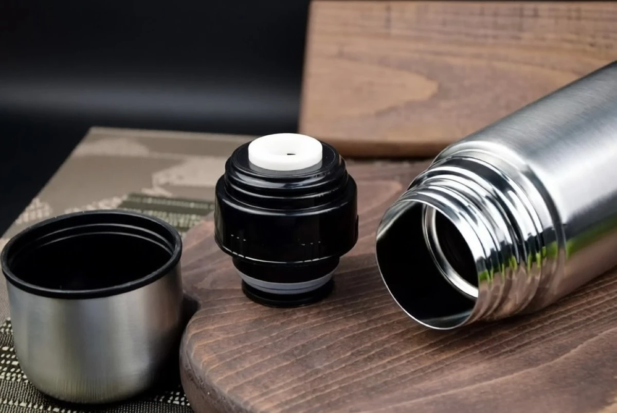 Jak nahradit víčko termosky improvizovanými prostředky: pomůže domácí materiál