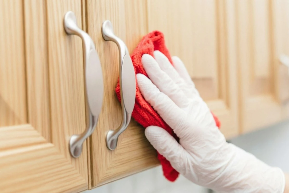 Jak vyčistit mastné skvrny z matných kuchyňských dvířek za 10 minut: Tajný domácí trik