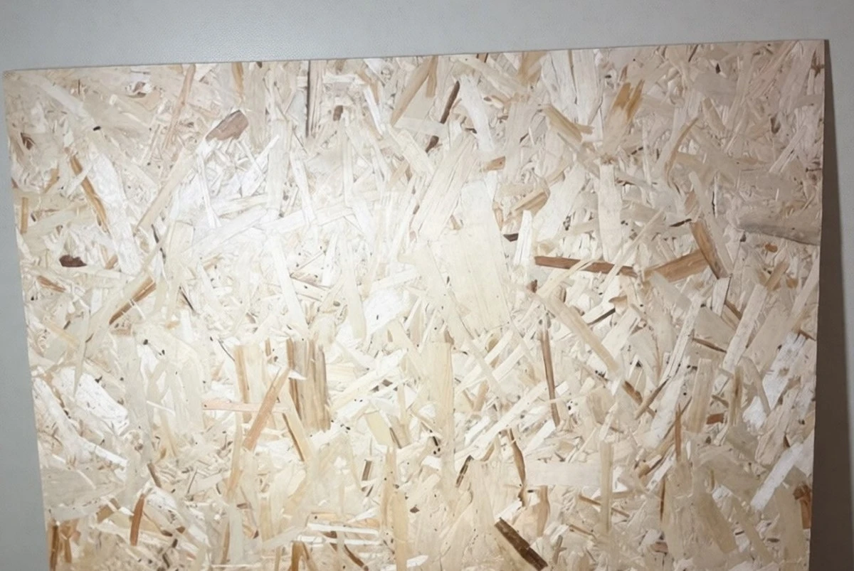 Proč dřevotřískové desky do exteriéru potřebují speciální nátěr? Známe 2 ochránce před vlhkostí a houbou