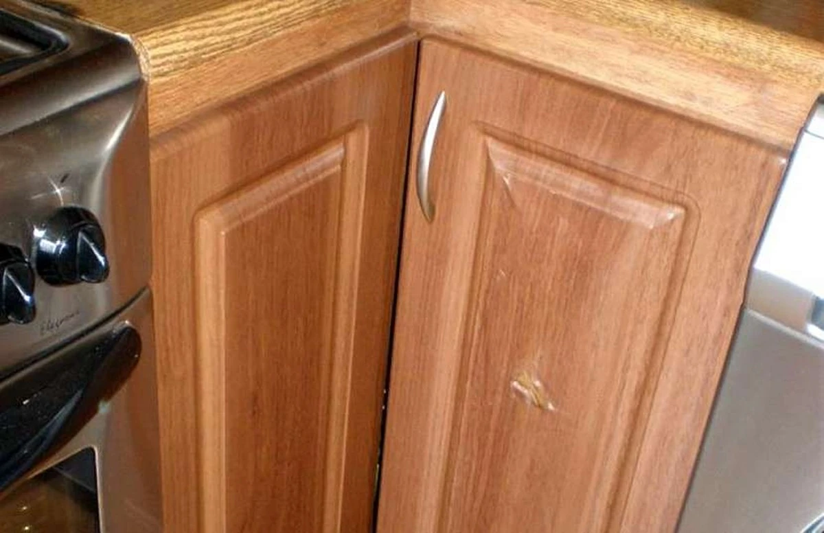 Jak odstranit starý tuk z kuchyňských dvířek: osvědčený trik bez drahé chemie - image 1