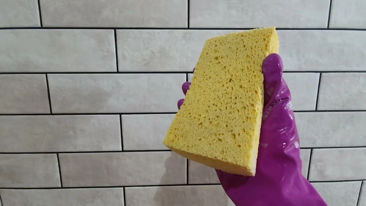 Jak zvlhčit vzduch v bytě bez spotřebičů: stačí 1 houbička