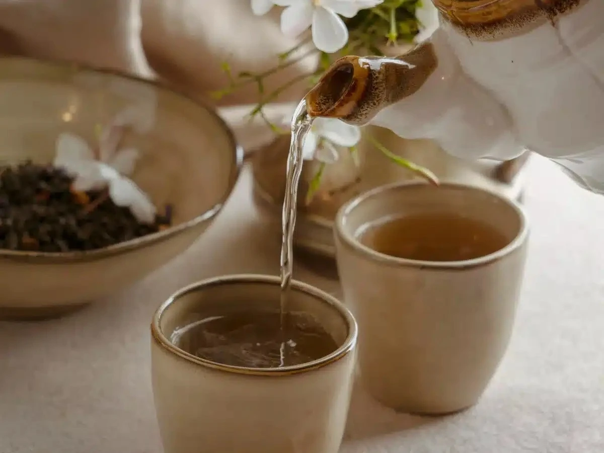 Jasmínový čaj: Tajemství čínských žen pro štíhlejší postavu a klidnou mysl