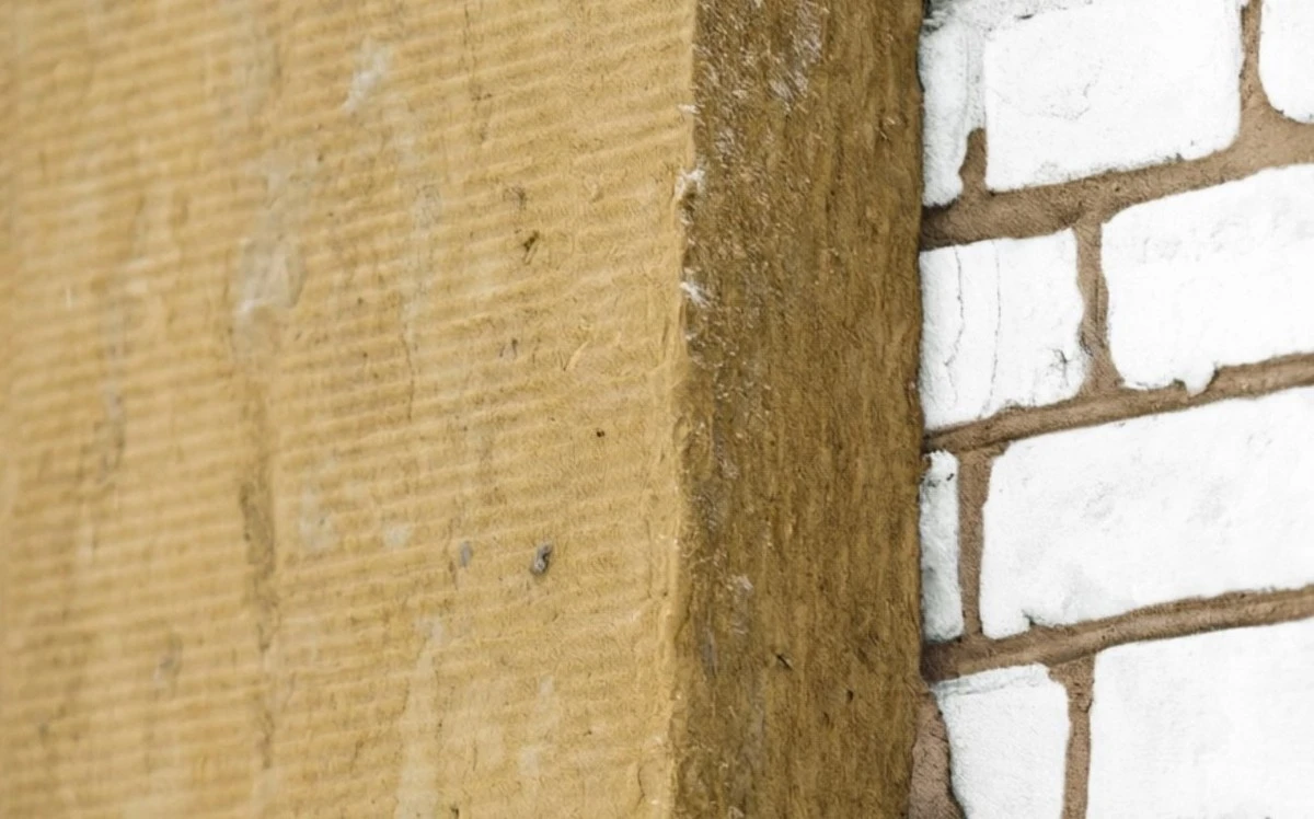 Baš jako profesionál: Rozdíl mezi minerální a kamennou vatou, který vám ušetří peníze a zdraví