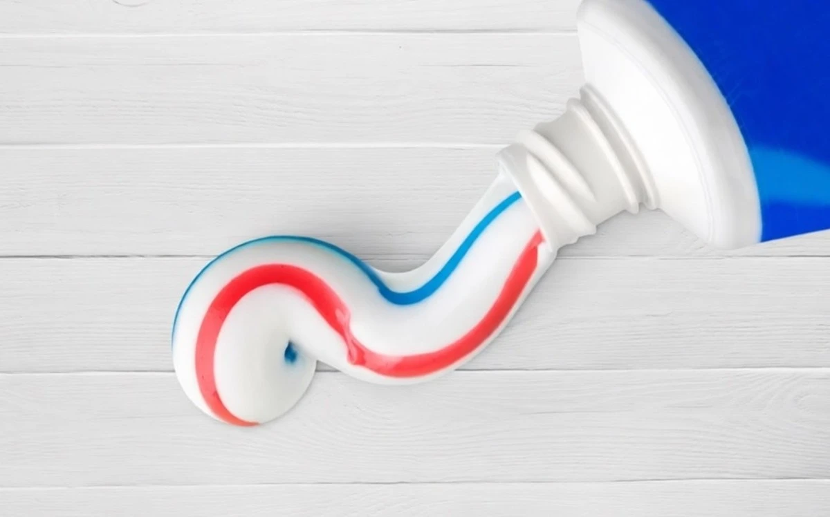 Proč kytky milují zubní pastu: tajný trik pro bujné květy