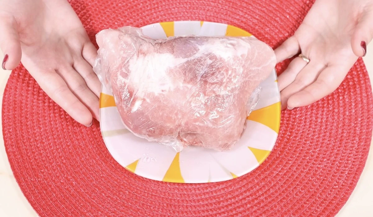 Pouléte maso bez mikrovlnky: Maminka mi ukázala trik, jak rozmrazit i mleté za pár minut