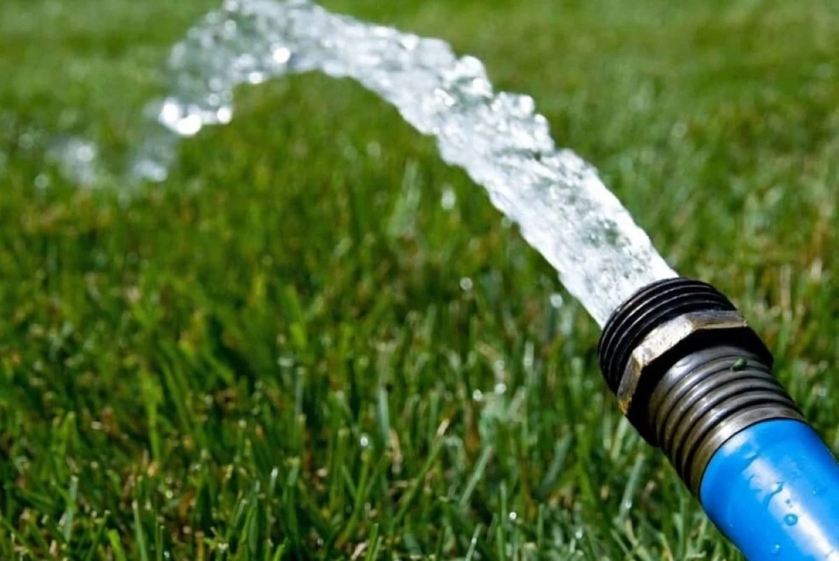 Zvýšte tlak v zahradní hadici bez drahých oprav: 5 osvědčených triků