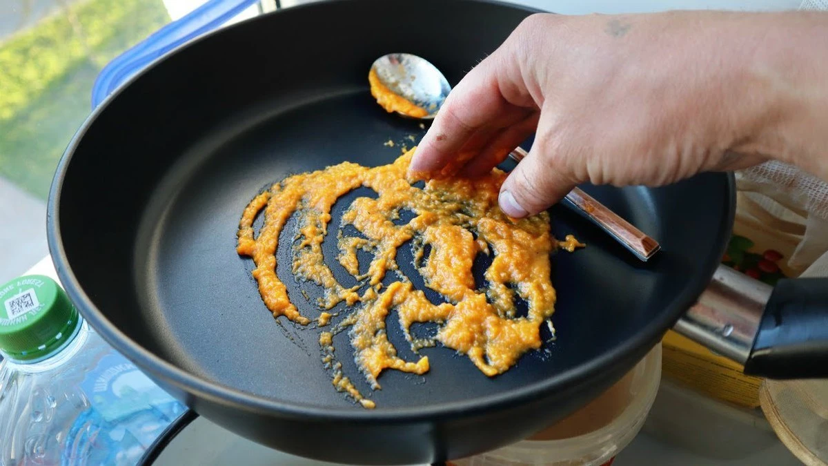 Už žádné připalování: Tavte chytře těmito 3 levnými triky, vaše staré pánve budou jako nové!