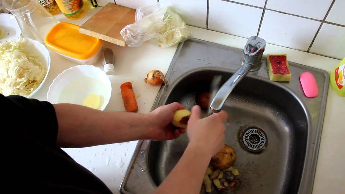 Čištění brambor jako voják: Zrychlete přípravu s jedním trikem