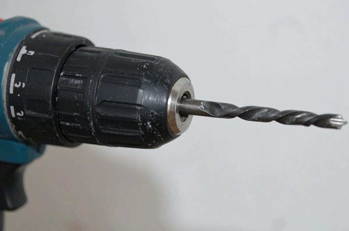 Jak vyvrtat silný kov bez vrtačky: Trik s keramickým vrtákem