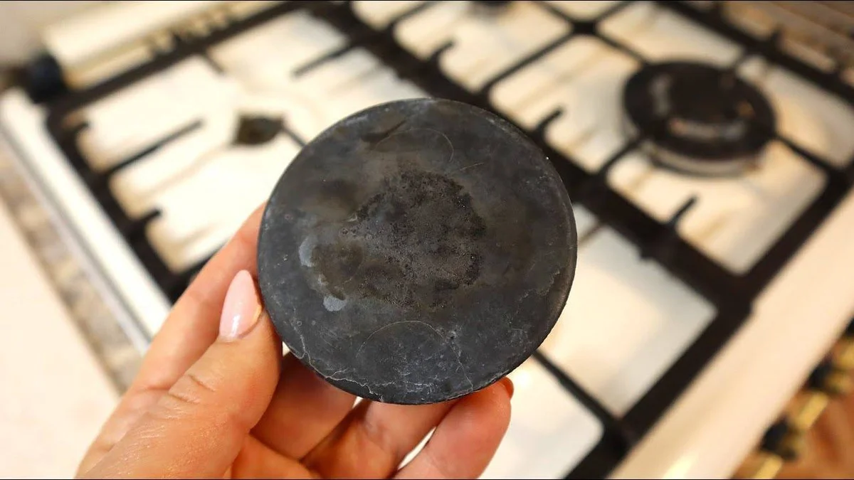 Засалені конфорки плити? Цей бабусин метод з пакетом за ніч їх відновить