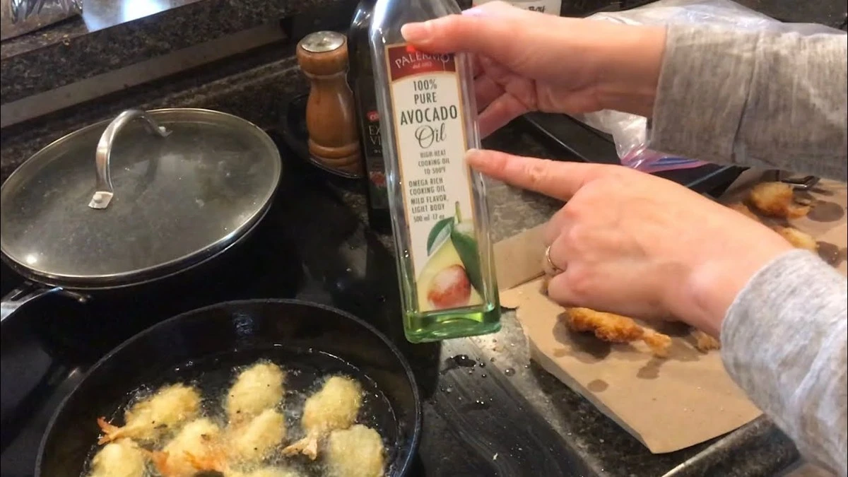 proczkusenegazd-extra-1.webp Proč zkušené gazdinky smaží vejce jen na 1 ingredienci – a není to slunečnicový olej ani máslo - image 1