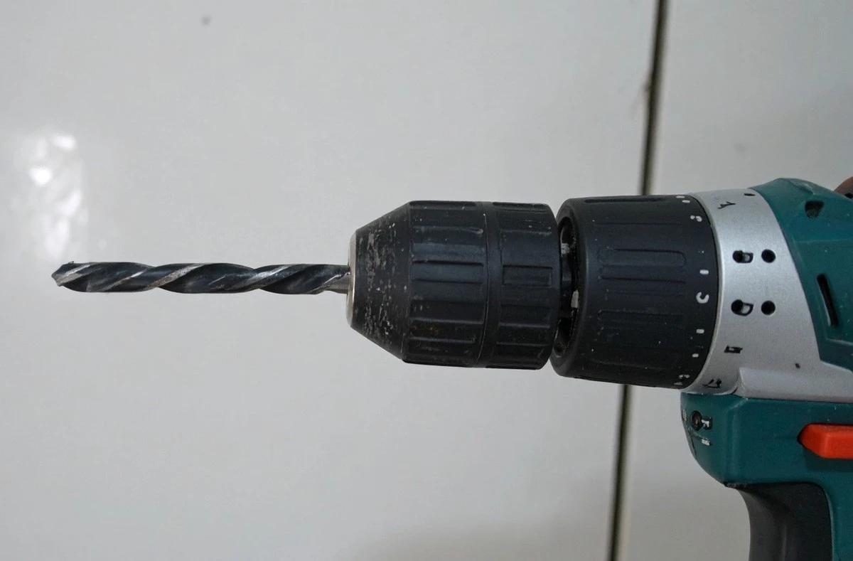 Jak nabrousit vrták za minutu bez brousku a úhlové brusky: jednoduchý nástavec promění tupý vrták v nový ostrý