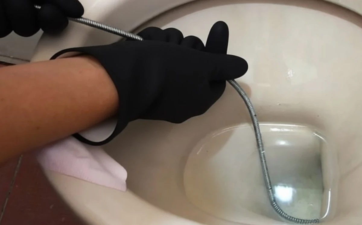 Jak vyčistit ucpanou toaletu protahovacím perem. Zachraňte si zbytečný výjezd instalatéra