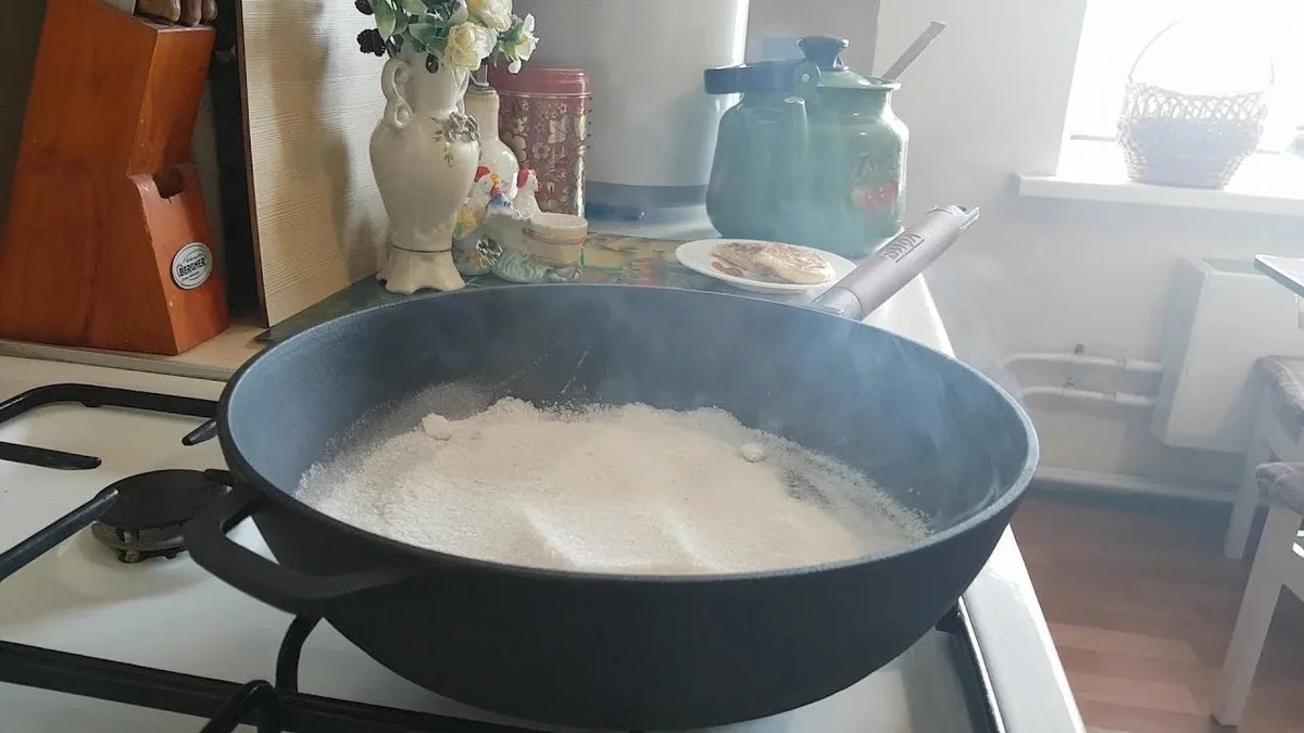 Starý litinový hrnec jako nový: babiččin trik na odolný připáleniny a mastnotu