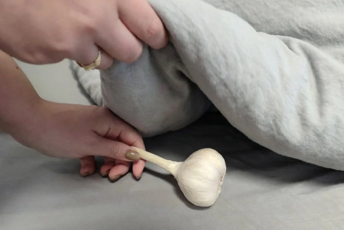 Proč si dávat česnek pod polštář na noc: zapomenutá babiččina metoda pro zdravý spánek