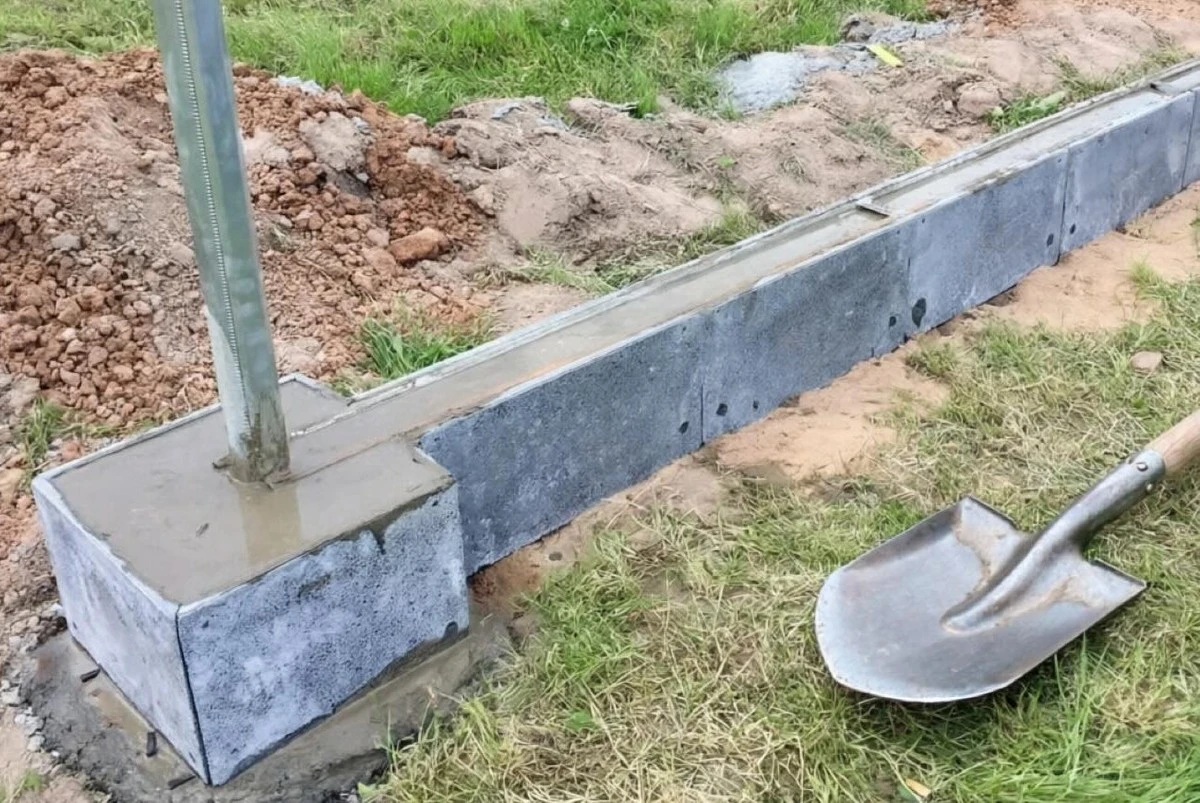 Základní chyby při stavbě plotu: proč se váš plot začne kácet už po dvou letech