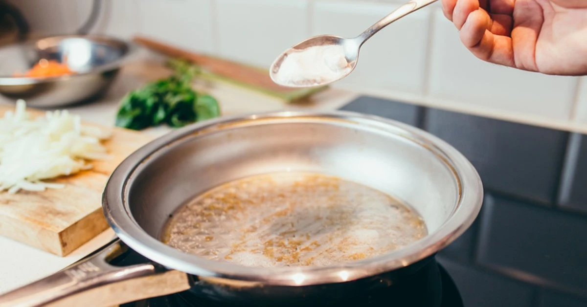 1plnaodmerkana1-extra-1.webp 1 plná odměrka na 10letou pánev. Bude čistá jako nová, bez drhnutí a za 10 minut - image 1