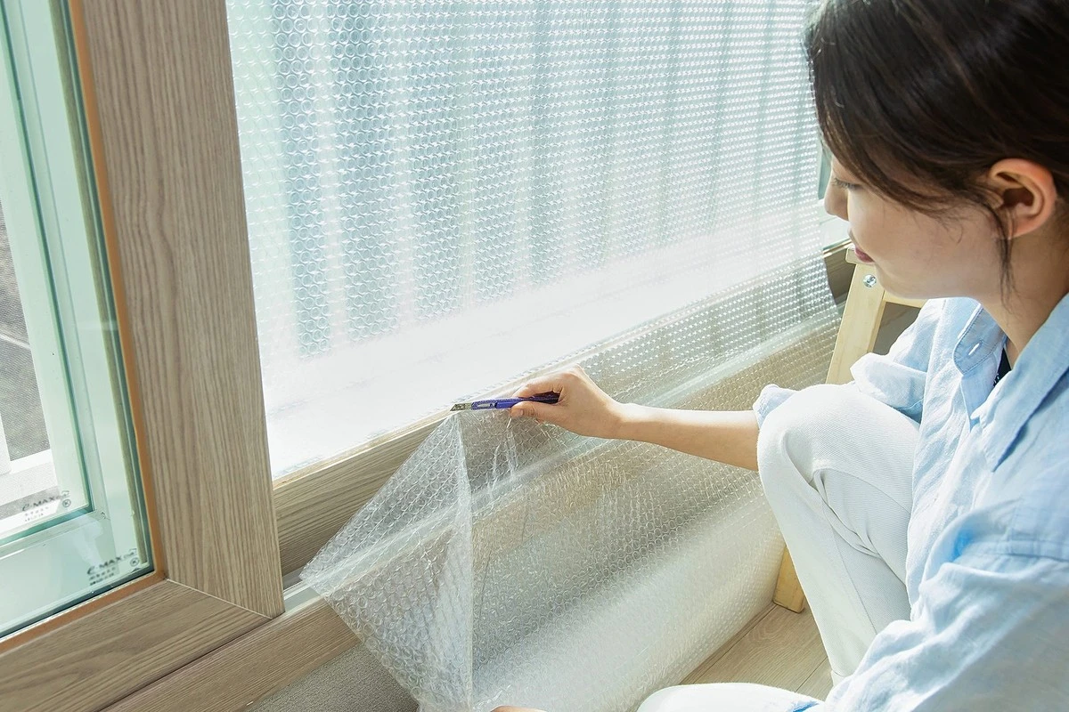 Bublinková fólie na oknech: tajná zbraň proti chladu, která vás stojí pár korun - image 1