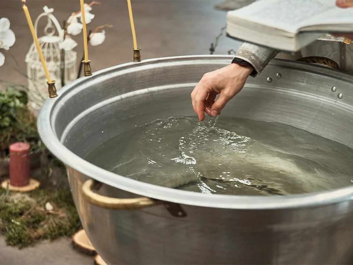 Proč svícená voda zůstává roky čerstvá: Pravidla skladování u ikon - image 1