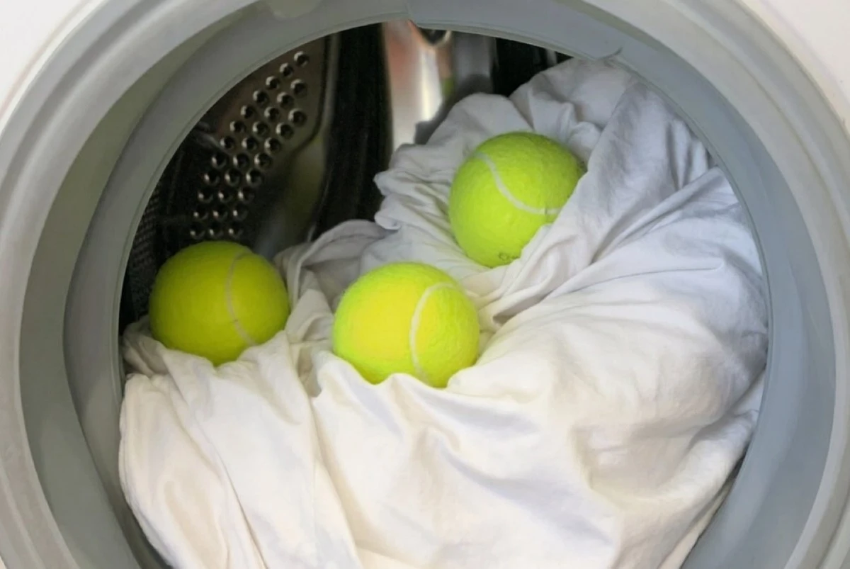 Tři tenisáky v bubnu pračky: Zázrak, který obnoví objem vašich bund a dek