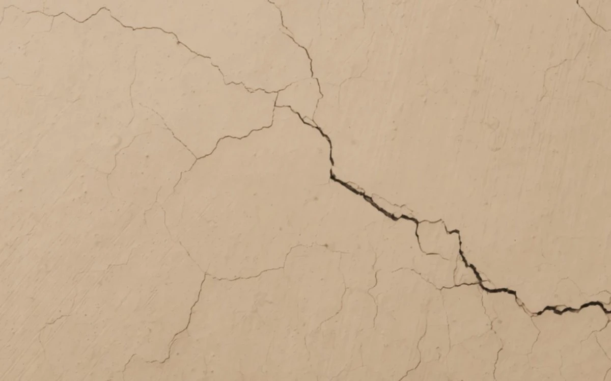 Zapomeňte na drahé opraváře: Jak jednoduše opravit praskliny ve vaší omítce sami