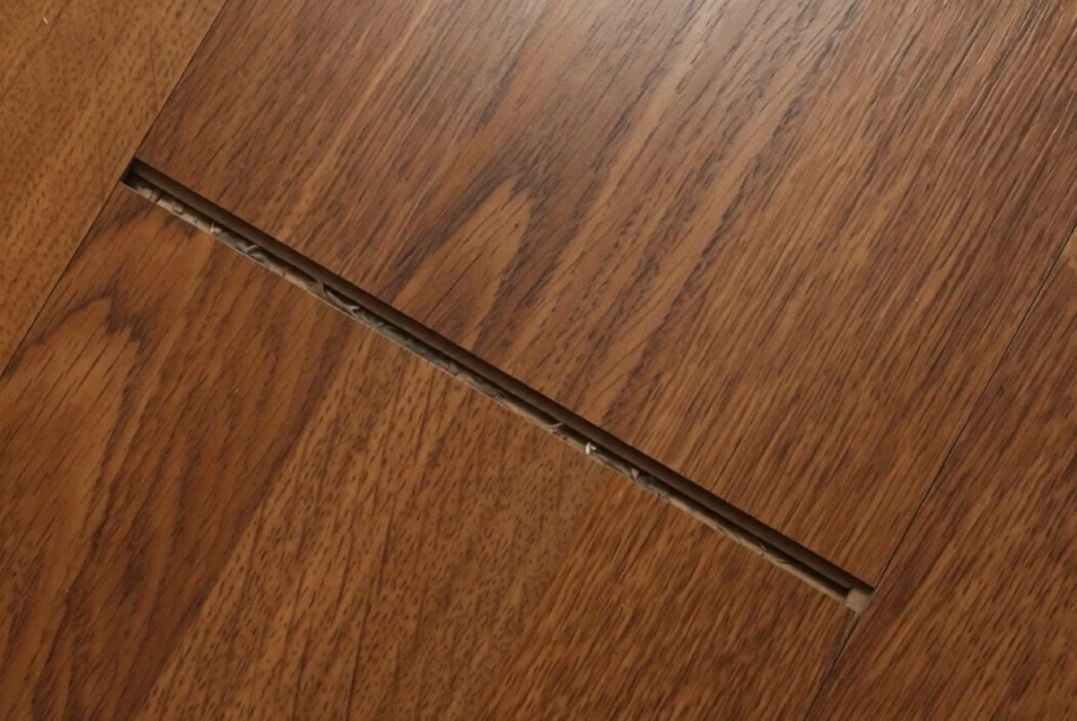 Rychlá oprava: Jak zacelit nežádoucí mezery v laminátu vlastníma rukama