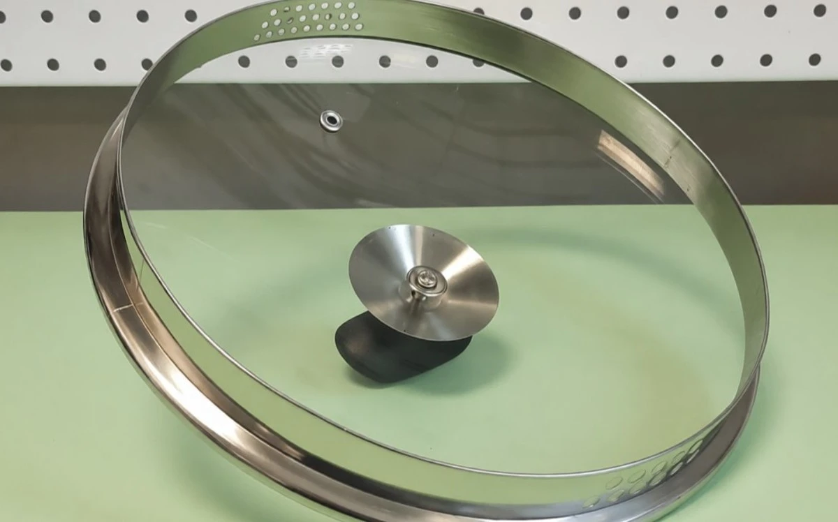 Dárek pod víčkem hrnce? S tímto trikem už žádný černý nános!