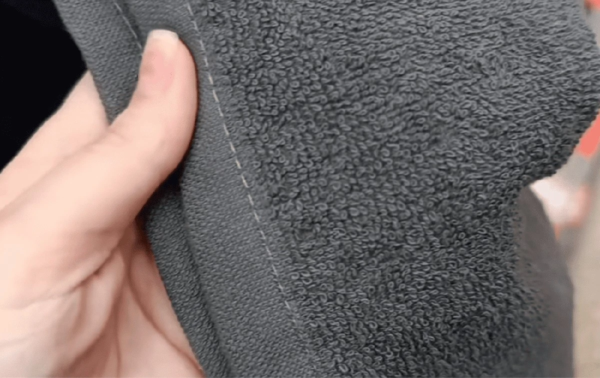 Proč jsou vaše ručníky drsné jako smirkový papír: 1 lahvička, která jim vrátí hebkost (a jak je prát)