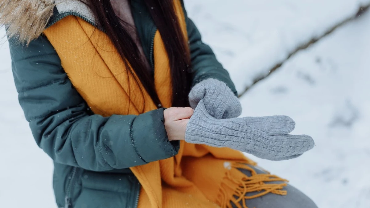 procvamrucevzim-extra-1.webp Proč vám ruce v zimě mrznou a jak je zahřát levně a efektivně - image 1