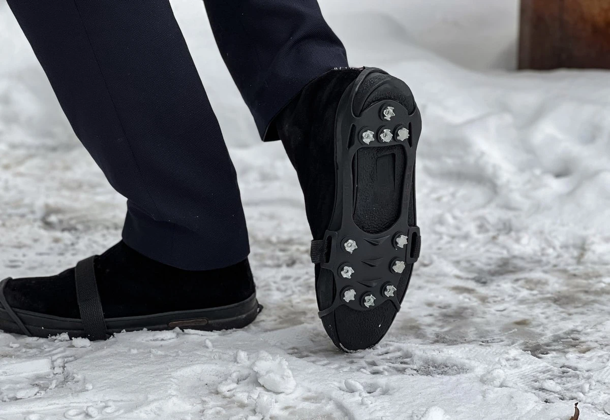 Dvě kovové houbičky v zimní kabelce: Záchrana před ledovkou, když nemůžete udělat ani krok - image 1